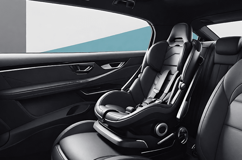 Bambini in automobile: dispositivi sicuri e consigli di viaggio